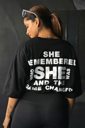 SHE REMEMBERED WHO SHE WAS Oversized T-shirt (BLACK)