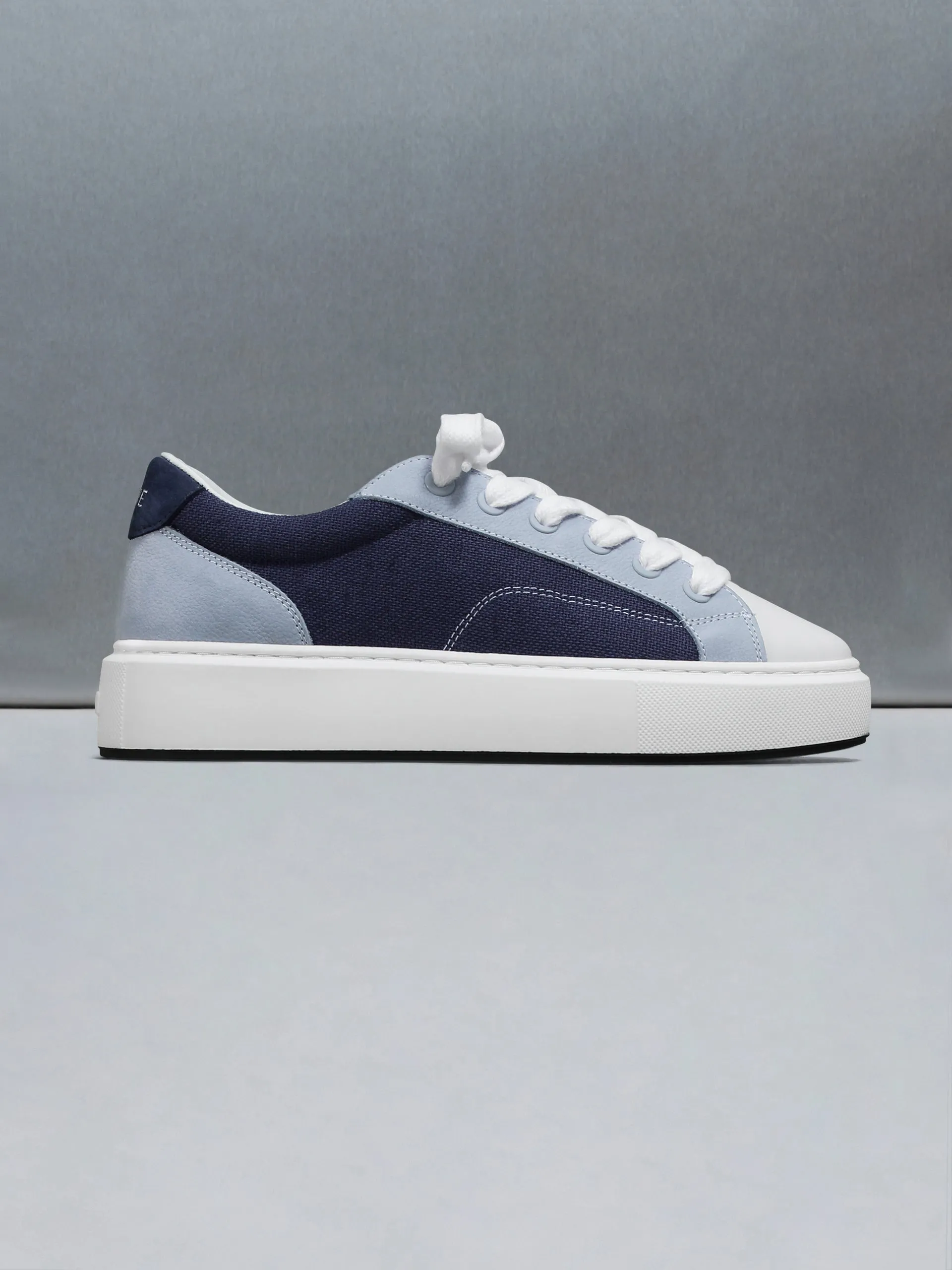 Studio Trainer in Navy